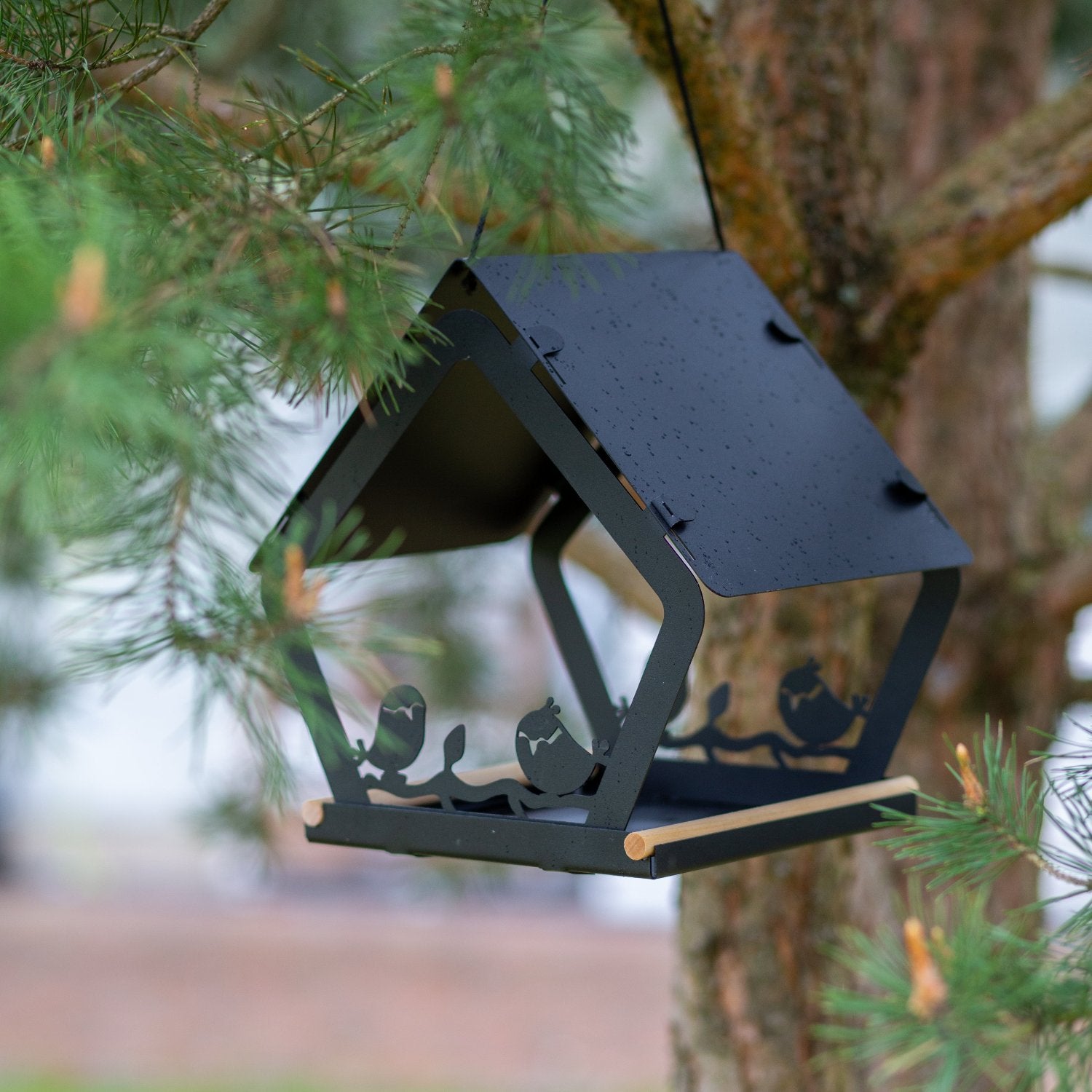 metal hanging bird feeder